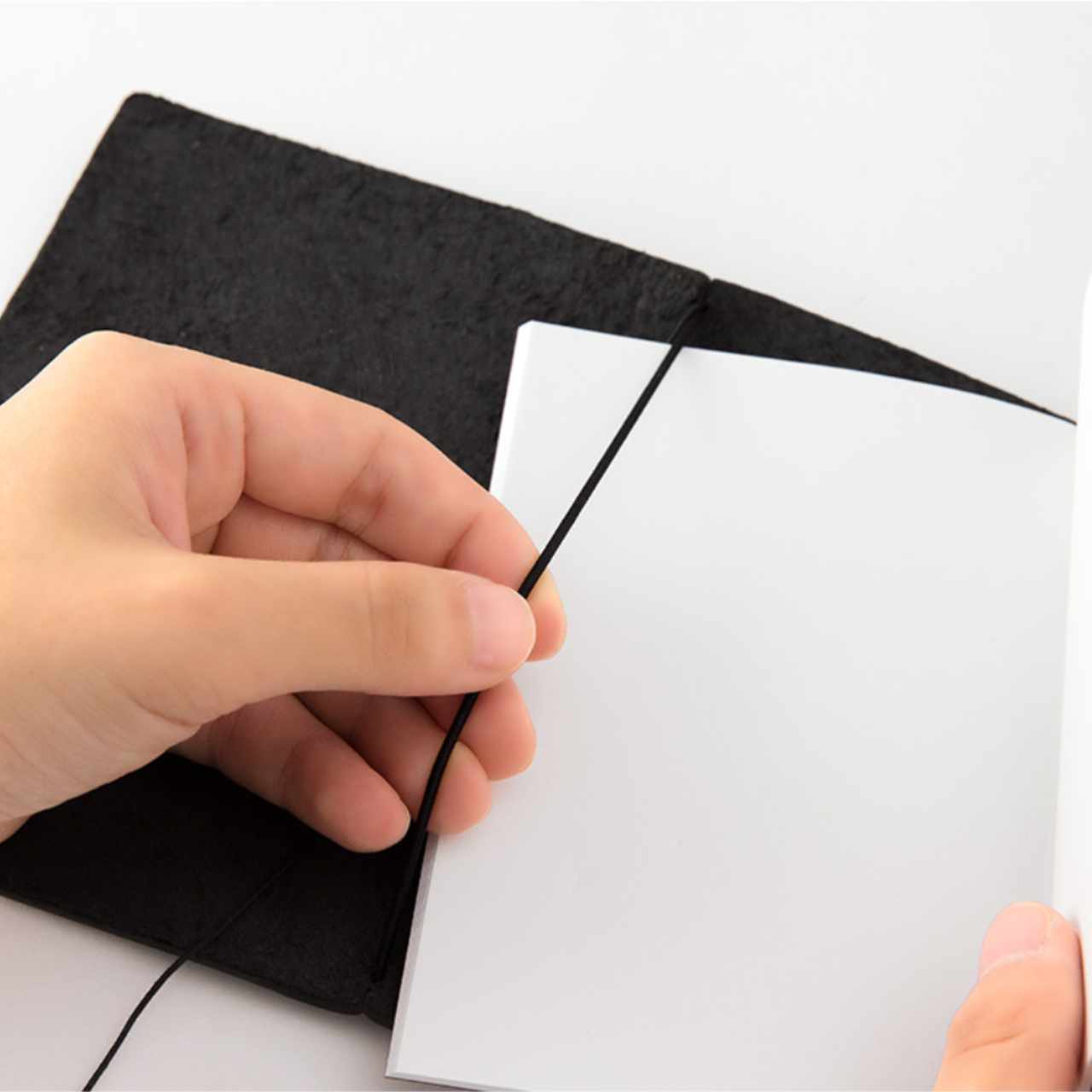 Traveler's Notebook Passport Size Starter Kit | Black